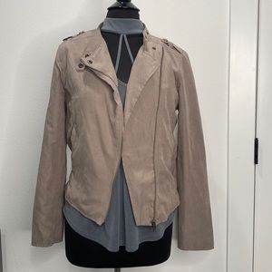 Lightweight jacket with buckles and real pockets